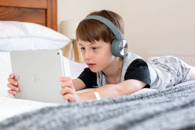 kid using tablet pc