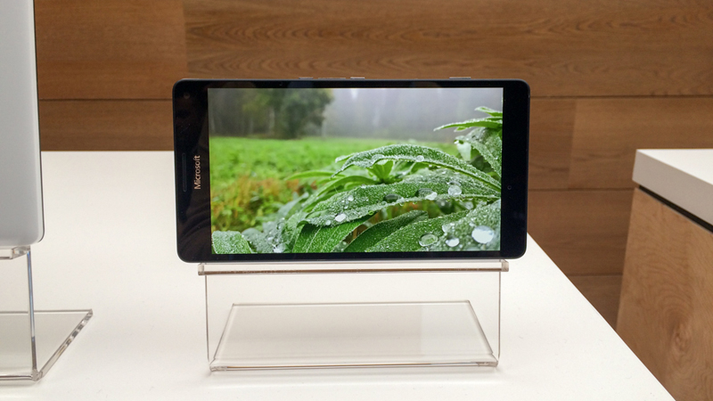 Microsoft Lumia 950 XL Review - It's Larger in More Ways Than One